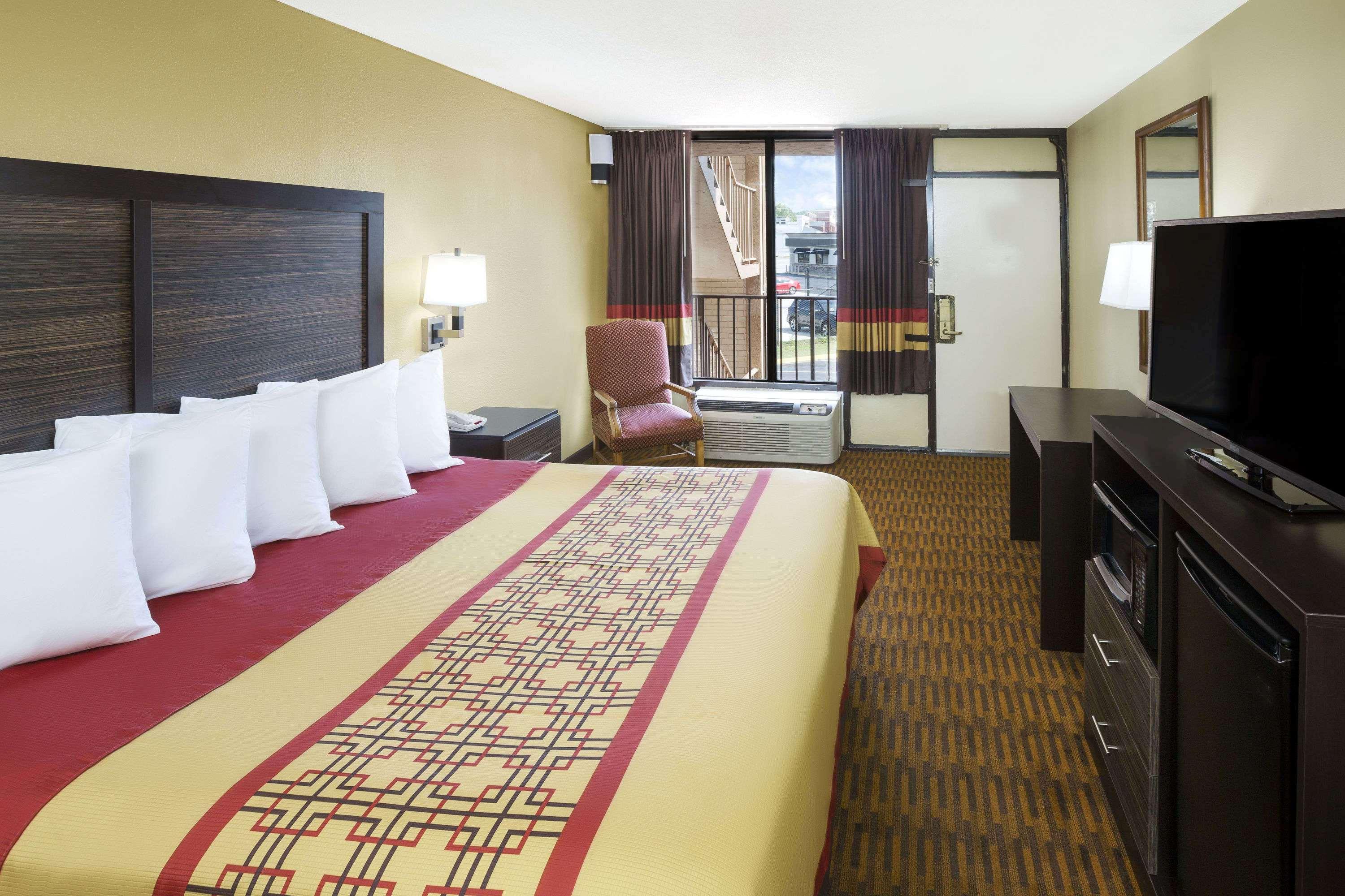 Days Inn By Wyndham Columbus-North Fort Moore Εξωτερικό φωτογραφία