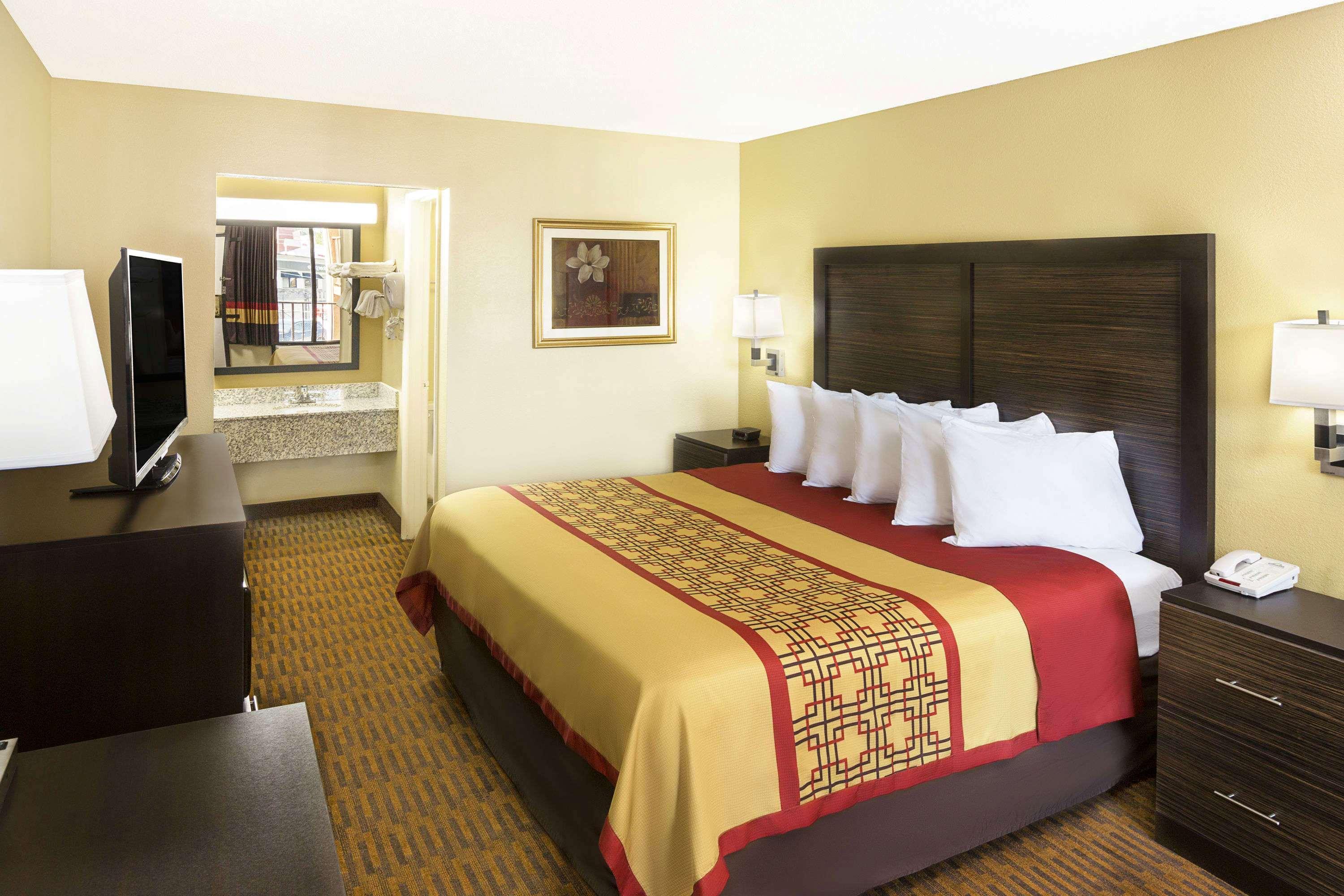 Days Inn By Wyndham Columbus-North Fort Moore Εξωτερικό φωτογραφία
