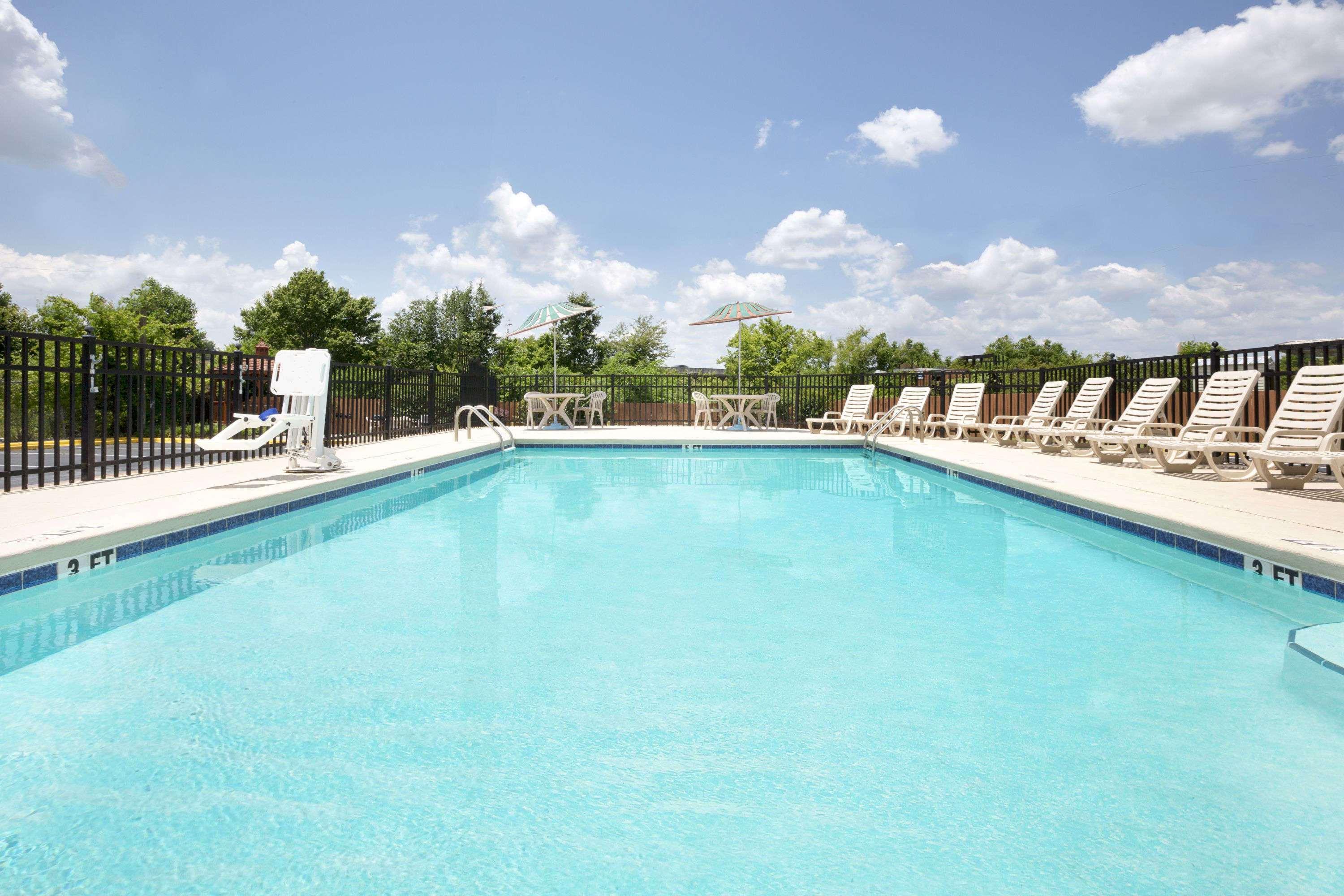 Days Inn By Wyndham Columbus-North Fort Moore Εξωτερικό φωτογραφία