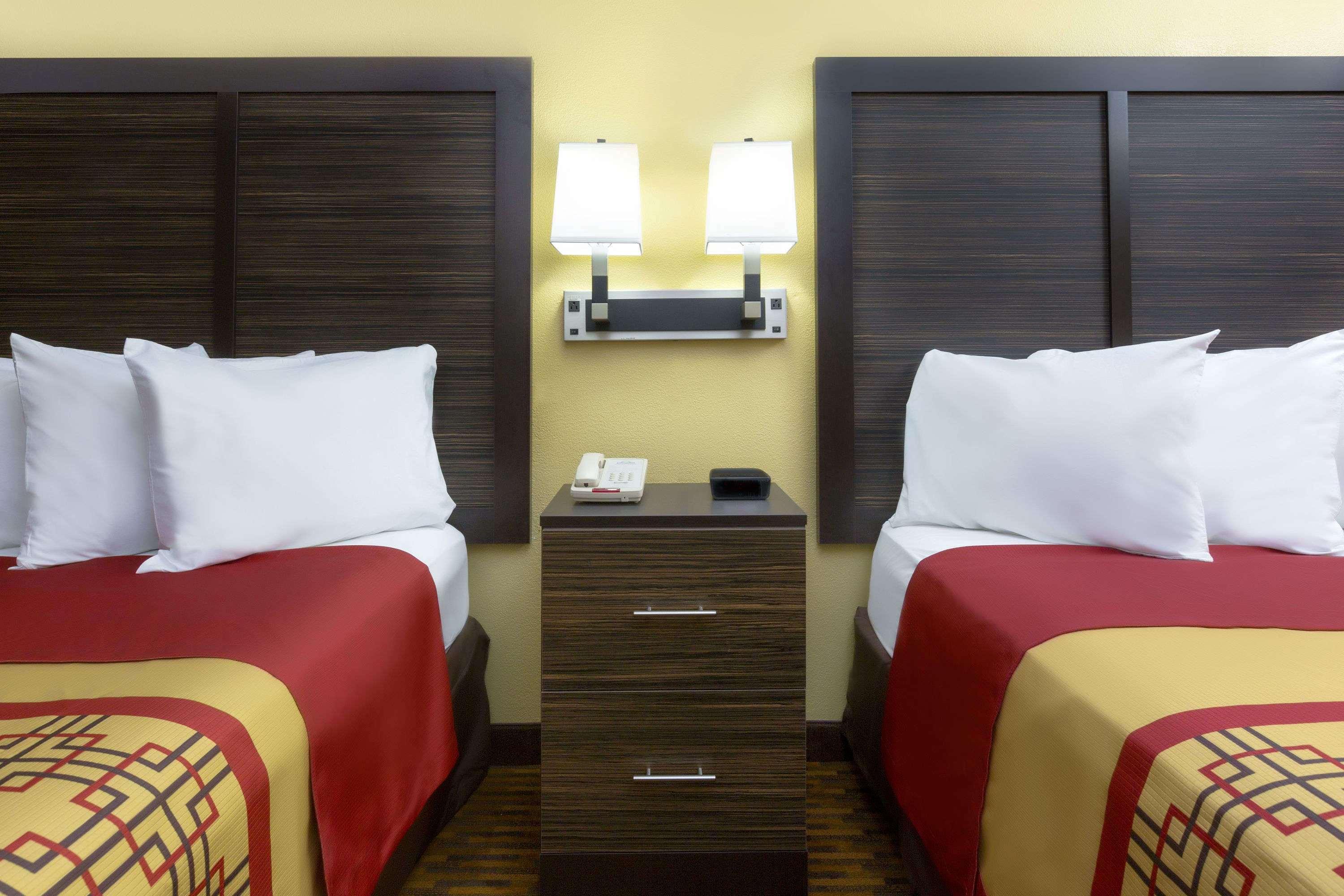 Days Inn By Wyndham Columbus-North Fort Moore Εξωτερικό φωτογραφία