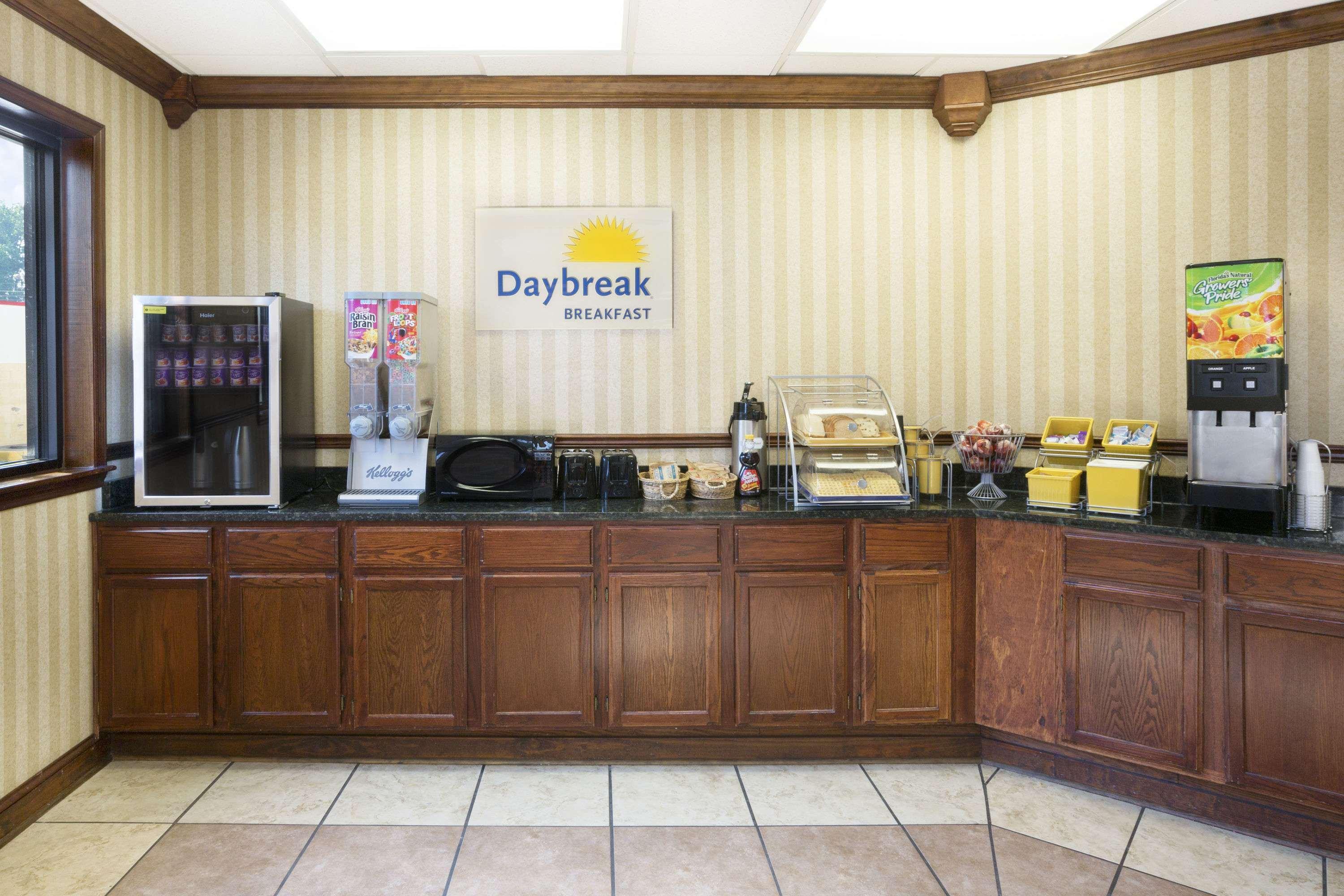Days Inn By Wyndham Columbus-North Fort Moore Εξωτερικό φωτογραφία