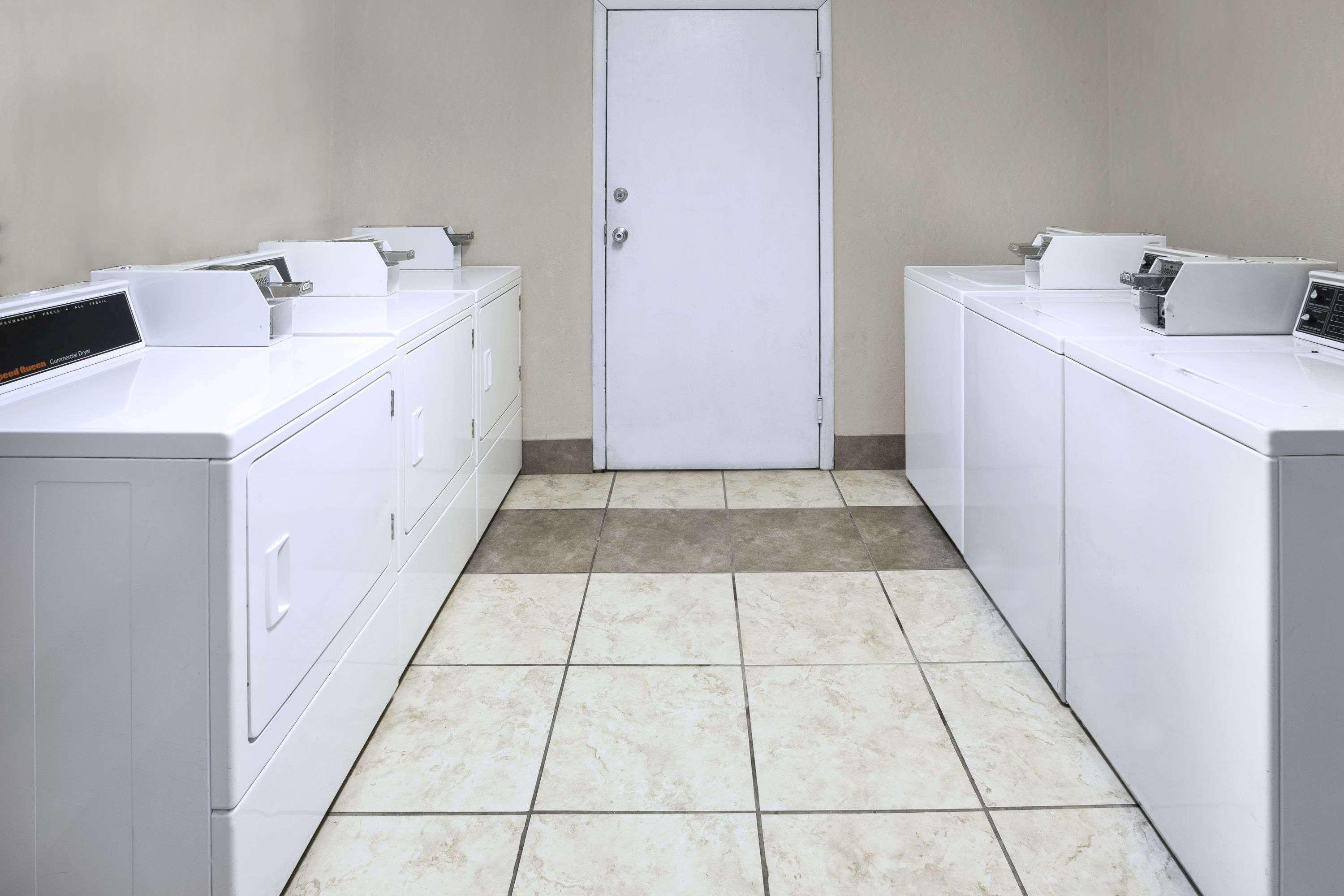 Days Inn By Wyndham Columbus-North Fort Moore Εξωτερικό φωτογραφία