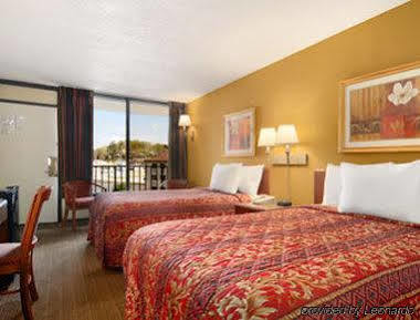 Days Inn By Wyndham Columbus-North Fort Moore Εξωτερικό φωτογραφία