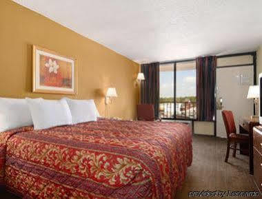Days Inn By Wyndham Columbus-North Fort Moore Εξωτερικό φωτογραφία