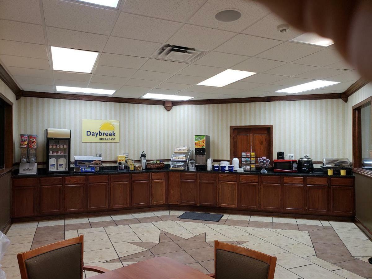 Days Inn By Wyndham Columbus-North Fort Moore Εξωτερικό φωτογραφία
